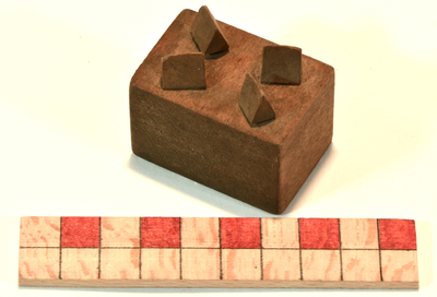 878278 Afbeelding van een raadselachtig houten blokje met vier houten uitsteeksels, gebruikt bij melkhandel Rossewij in ...